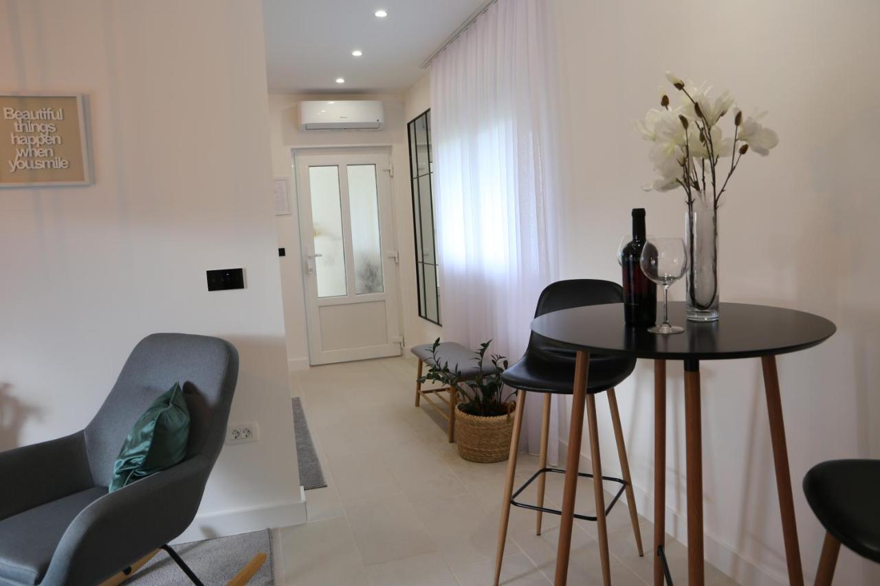Flora Studio Apartments Korenica Exteriör bild